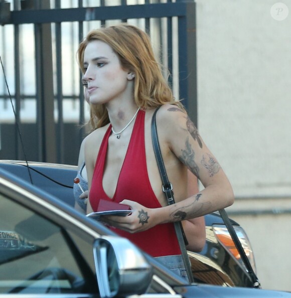 Exclusif - Bella Thorne, le jour de son anniversaire se dirige vers Tattoo Body Electric et Piercing avec ses amie, elle a un suçon dans le cou et des tatouages temporaires sur le bras gauche à West Hollywood le 8 octobre 2016