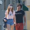 Bella Thorne et son petit ami Tyler Posey se baladent en amoureux dans les rues de Studio City. Le couple est ensuite allé déjeuner au Jinky's Cafe. Le 2 octobre 2016