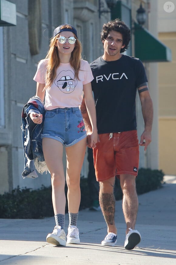 Bella Thorne et son petit ami Tyler Posey se baladent en amoureux dans les rues de Studio City. Le couple est ensuite allé déjeuner au Jinky's Cafe. Le 2 octobre 2016