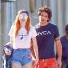 Bella Thorne et son petit ami Tyler Posey se baladent avec des amis dans les rues de Studio City. Les amoureux se tiennent la main et s'embrassent. Le 2 octobre 2016