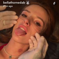 Bella Thorne a 19 ans : Câlin tendre avec Tyler Posey et nouveau piercing osé...