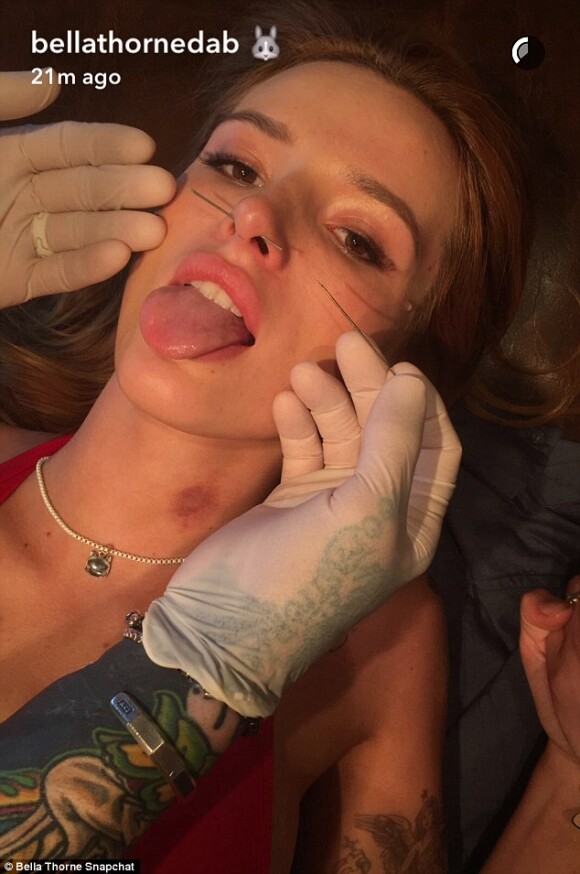 Bella Torne dévoilant son nouveau piercing au septum (octobre 2016).