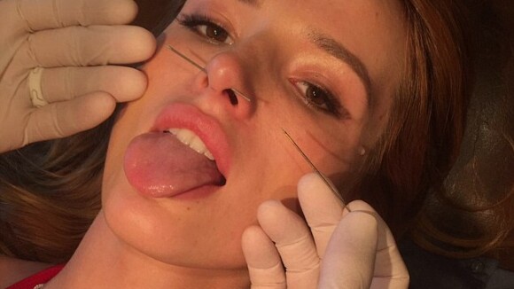 Bella Thorne a 19 ans : Câlin tendre avec Tyler Posey et nouveau piercing osé...