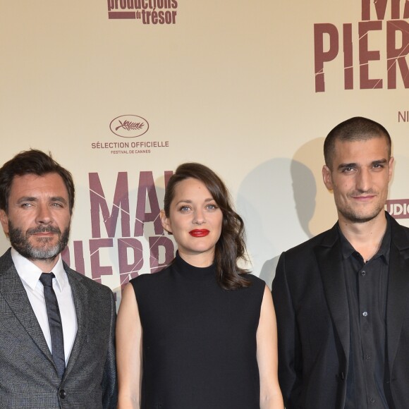 Alex Brendemühl, Marion Cotillard enceinte et Louis Garrel - Avant-première du film "Mal de Pierres" au cinéma Gaumont Champs-Elysées Marignan à Paris, le 10 octobre 2016. © Coadic Guirec/Bestimage  "Mal de Pierres" movie premiere at the Gaumont Champs-Elysees Marignan cinema in Paris, France, on October 10th 2016.10/10/2016 - Paris