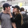 Exclusif - Bella Thorne et son petit ami Gregg Sulkin s'embrassent à l’aéroport de Mexico au Mexique. Elle porte une bague en diamant à l’annulaire gauche. Le 1er juin 2016