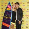 Bella Thorne et son compagnon Gregg Sulkin posant dans la salle de presse aux Teen Choice Awards 2015 à Los Angeles, le 16 août 2015.