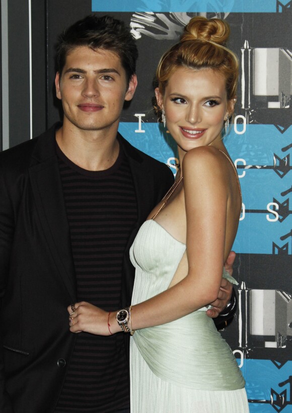 Bella Thorne et son petit ami Gregg Sulkin à la Soirée des MTV Video Music Awards à Los Angeles le 30 aout 2015.