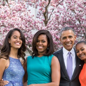 Le président américain Barack Obama, sa femme Michelle Obama et leurs filles Malia et Sasha posent en famille avec leurs chiens Bo et Sunny dans le jardin Rose de la Maison Blanche le dimanche de Pâques, à Washington, le 5 avril 2015.