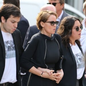 Cendrine Dominguez et ses enfants Léa et Léo lors des Obsèques de Patrice Dominguez en la Basilique Sainte-Clotilde à Paris le 15 avril.