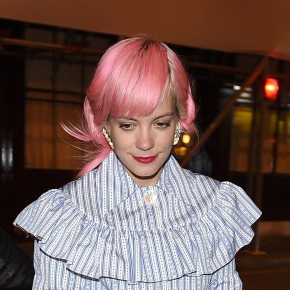 Lily Allen (cheveux roses) à la sortie de la soirée Love Magazine Miu Miu lors de la Fashion Week à Londres, le 21 septembre 2015.