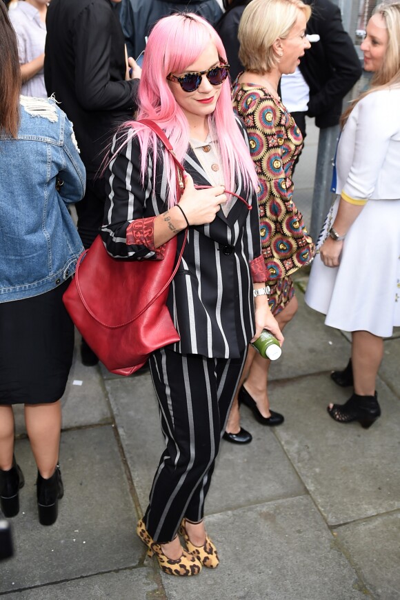 Lily Allen (cheveux roses) dans les rues de Londres lors de la fashion week, le 20 septembre 2015