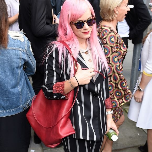 Lily Allen (cheveux roses) dans les rues de Londres lors de la fashion week, le 20 septembre 2015