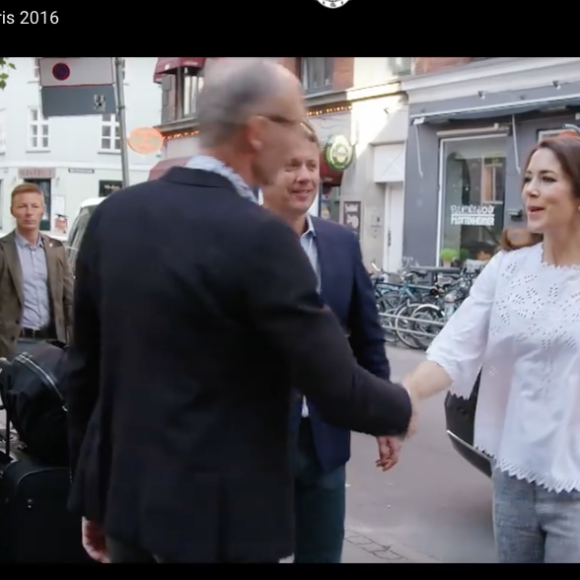 Image extraite de la vidéo de la cour royale danoise (mise en ligne le 9 octobre 2016) consacrée à l'attribution du Prix Social 2016 du couple princier, Frederik et Mary de Danemark, à l'association Børn, Unge & Sorg, qui épaule les jeunes faisant face au deuil.