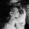 Adam Levine annonce la naissance de sa fille, Dusty Rose.