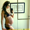 Behati Prinsloo pose enceinte de 34 semaines.