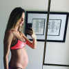 Behati Prinsloo pose enceinte de son premier enfant.