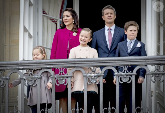 Le prince héritier Frederik et la princesse Mary de Danemark avec leurs enfants au balcon du palais à Copenhaguen, le 16 avril 2016.