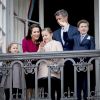 Le prince héritier Frederik et la princesse Mary de Danemark avec leurs enfants au balcon du palais à Copenhaguen, le 16 avril 2016.