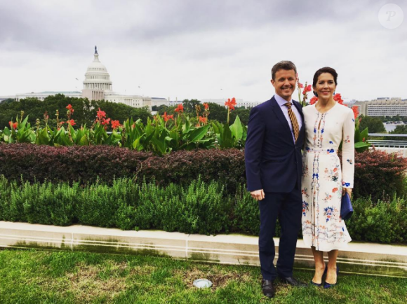 Le prince Frederik et la princesse Mary de Danemark posant à Washington avec le Congrès en arrière-plan le 27 septembre 2016 à l'entame de leur mission économique aux Etats-Unis. © Instagram Kongehuset (Cour royale de Danemark)