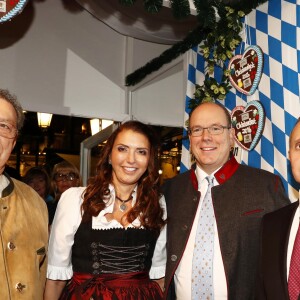 Tonio Arcaini et sa femme Rebecca, Stefano Brancato, le Prince Albert II de Monaco participent à la soirée d'ouverture de la 11ème édition de l'Oktoberfest au Café de Paris, à Monaco, le 14 octobre 2016.