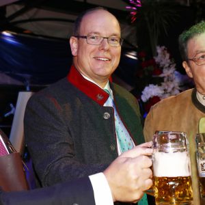 Stefano Brancato et Tonio Arcaini, le Prince Albert II de Monaco participent à la soirée d'ouverture de la 11ème édition de l'Oktoberfest au Café de Paris, à Monaco, le 14 octobre 2016.