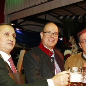 Stefano Brancato, Tonio Arcaini et le Prince Albert II de Monaco participent à la soirée d'ouverture de la 11ème édition de l'Oktoberfest au Café de Paris, à Monaco, le 14 octobre 2016.