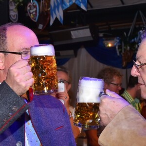 Le Prince Albert II de Monaco et Tonio Arcaini, de la brasserie Weihenstephan, participent à la soirée d'ouverture de la 11ème édition de l'Oktoberfest au Café de Paris, à Monaco, le 14 octobre 2016.