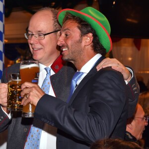 Le Prince Albert II de Monaco, à gauche, et Pierre Frolla participent à la soirée d'ouverture de la 11ème édition de l'Oktoberfest au Café de Paris, à Monaco, le 14 octobre 2016.