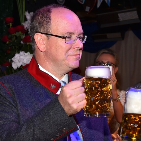 Exclusif - Le Prince Albert II de Monaco, à gauche, et Tonio Arcaini, de la brasserie Weihenstephan, participent à la soirée d'ouverture de la 11ème édition de l'Oktoberfest au Café de Paris le 14 octobre 2016. La Société des Bains de Mer célèbre "Oktoberfest" selon la pure tradition bavaroise, en partenariat avec la brasserie Weihenstephan, bière munichoise. Les dinners se déroulent sous le chapiteau installé et décoré pour l'occasion du 14 au 23 octobre 2016. © Bruno Bebert / Bestimage Exclusive - For Germany Call for price - No Tabloids - Prince Albert II of Monaco during the 11th edition of Oktoberfest in Monaco. On october 14th 201614/10/2016 - Monaco