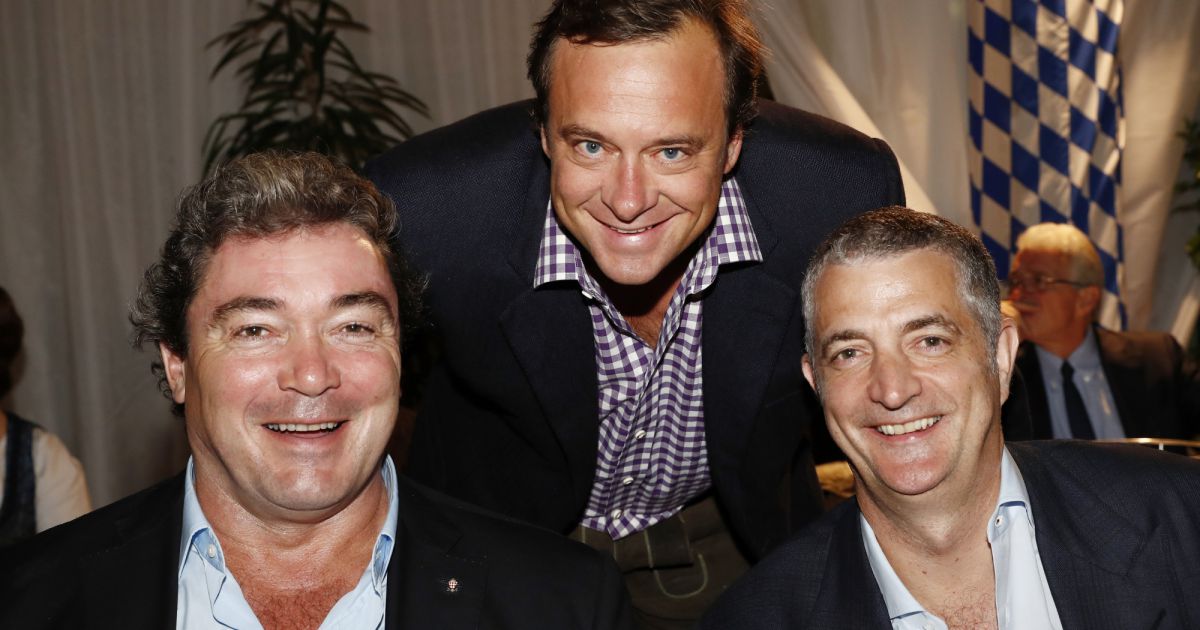 Mark Thomas et des amis participent à la soirée d'ouverture de la 11ème