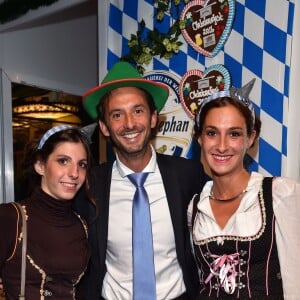 Pierre Frolla, son épouse, à droite, et une amie participent à la soirée d'ouverture de la 11ème édition de l'Oktoberfest au Café de Paris le 14 octobre 2016.