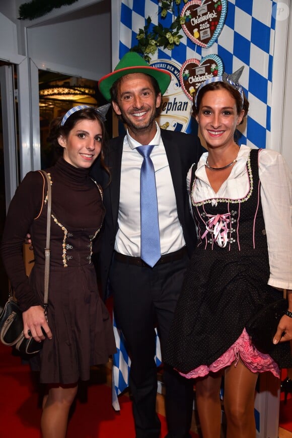 Pierre Frolla, son épouse, à droite, et une amie participent à la soirée d'ouverture de la 11ème édition de l'Oktoberfest au Café de Paris le 14 octobre 2016.