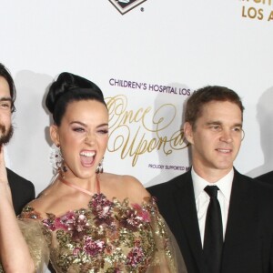 Dustin Brown, Drew Doughty, Katy Perry, Luc Robitaille, Anze Kopitar et Alec Martinez à la soirée de Gala Children's Hospital Once Upon a Time à Los Angeles, le 15 octobre 2016