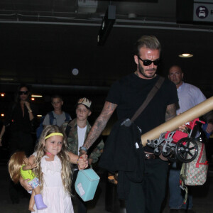 La famille Beckham arrive à l'aéroport de LAX à Los Angeles. David Beckham tient la main de sa fille Harper, Brooklyn marche aux côtés de sa mère Victoria et le petit Cruz porte tout seul sa guitare XXL. Le 29 août 2016