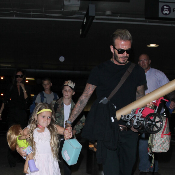 La famille Beckham arrive à l'aéroport de LAX à Los Angeles. David Beckham tient la main de sa fille Harper, Brooklyn marche aux côtés de sa mère Victoria et le petit Cruz porte tout seul sa guitare XXL. Le 29 août 2016