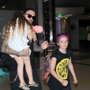 David Beckham avec Harper Beckham et Cruz Beckham arrivent à l'aéroport de LAX à Los Angeles, Californie, Etats-Unis, le 11 juillet 2016.