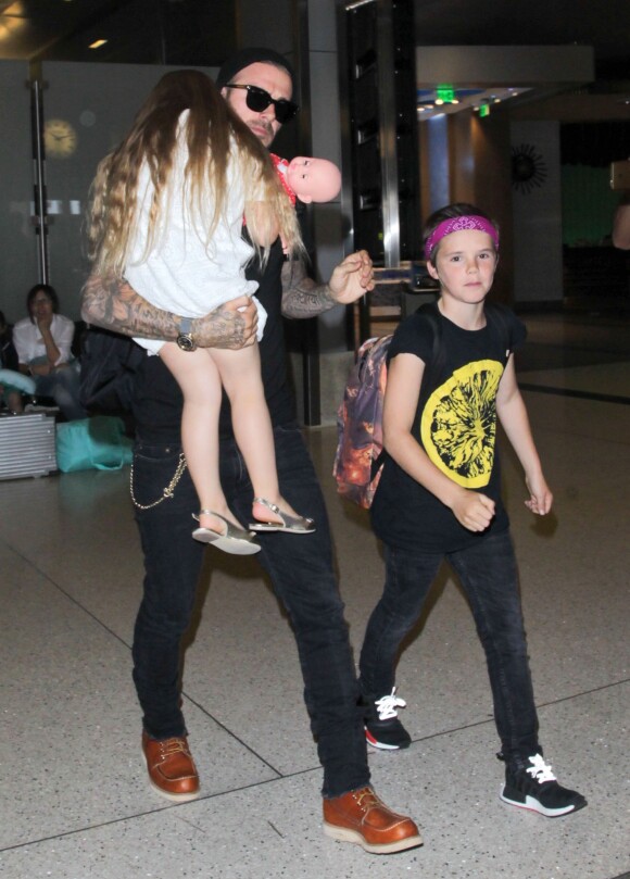 David Beckham avec Harper Beckham et Cruz Beckham arrivent à l'aéroport de LAX à Los Angeles, Californie, Etats-Unis, le 11 juillet 2016.