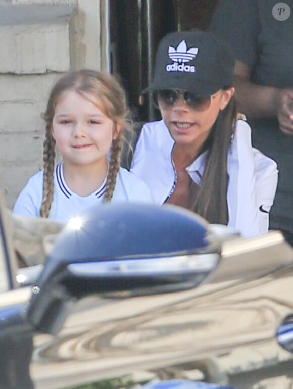 Exclusif - Victoria Beckham et sa fille Harper se détendent dans un salon d'esthétique à Beverly Hills le 5 avril 2016.