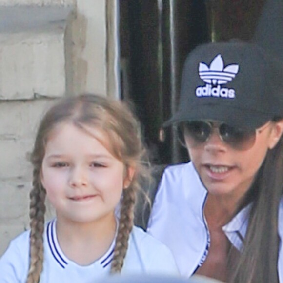 Exclusif - Victoria Beckham et sa fille Harper se détendent dans un salon d'esthétique à Beverly Hills le 5 avril 2016.