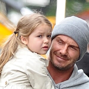 Exclusif - PDavid Beckham sort déjeuner au restaurant Grainger & Co à Londres avec ses enfants Harper et Brooklyn. Les première images montrent que David Beckham n'est pas seulement une star du football ou de la mode. Il est un papa attentionné et câlin avec la jeune Harper. Il s'est aperçu que la petite a perdu une chaussure et la porte pour protéger son petit pied. Le 22 juin 2015