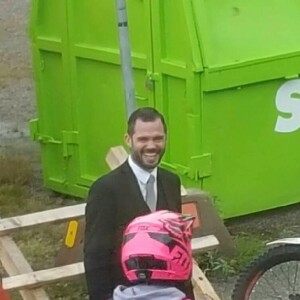 Exclusif - Justin Bieber fait du motocross torse-nu malgré la pluie à Stockholm pour se détendre avant son concert le 29 septembre 2016.