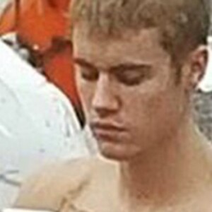 Exclusif - Justin Bieber fait du motocross torse-nu malgré la pluie à Stockholm pour se détendre avant son concert le 29 septembre 2016.