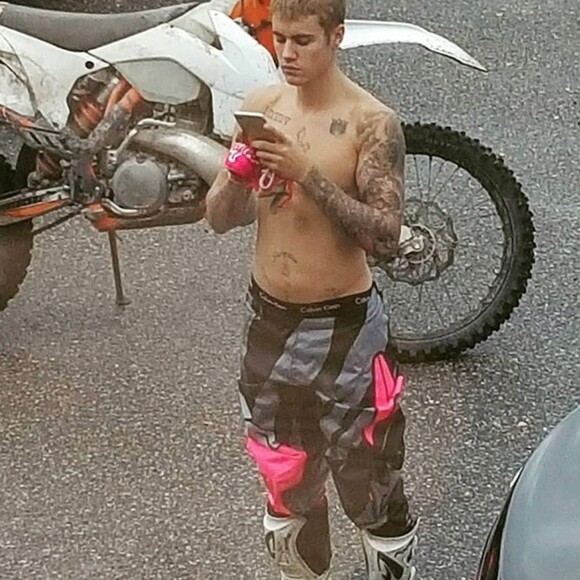 Exclusif - Justin Bieber fait du motocross torse-nu malgré la pluie à Stockholm pour se détendre avant son concert le 29 septembre 2016.