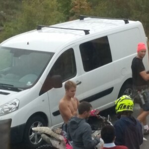 Exclusif - Justin Bieber fait du motocross torse-nu malgré la pluie à Stockholm pour se détendre avant son concert le 29 septembre 2016.