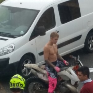 Exclusif - Justin Bieber fait du motocross torse-nu malgré la pluie à Stockholm pour se détendre avant son concert le 29 septembre 2016.