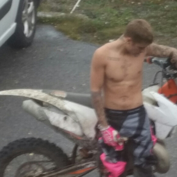 Exclusif - Justin Bieber fait du motocross torse-nu malgré la pluie à Stockholm pour se détendre avant son concert le 29 septembre 2016.