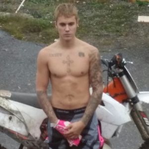 Exclusif - Justin Bieber fait du motocross torse-nu malgré la pluie à Stockholm pour se détendre avant son concert le 29 septembre 2016.