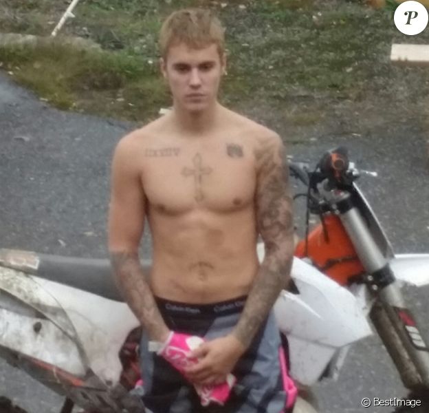 Exclusif - Justin Bieber fait du motocross torse-nu malgré la pluie à Stockholm pour se détendre avant son concert le 29 septembre 2016.