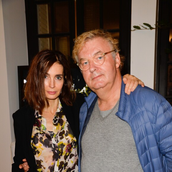Exclusif - Anne Parillaud et Dominique Besnehard - Soirée de la présentation du "Nouvel écrin Studio Harcourt" à Paris le 17 octobre 2016. Le mythique studio photo parisien revient dans son quartier d'origine, le XVIème arrondissement, et pose ses valises dans un hôtel particulier de la rue de Lota. On y va pour ? Le portrait unique en noir et blanc, le nouvel espace d'exposition et le Café Harcourt by Dalloyau. © Coadic Guirec/Bestimage