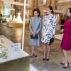 La reine Silvia de Suède, la princesse Victoria et la princesse Sofia étaient réunies le 17 octobre 2016 au palais royal Drottningholm à Stockholm pour inaugurer l'exposition des robes de mariée royales.